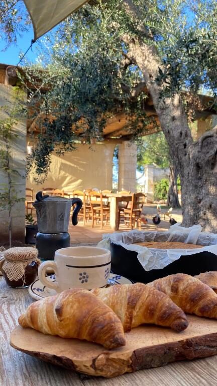 Colazione fatta in casa servita in giardino - Tenuta Nonno Carmine