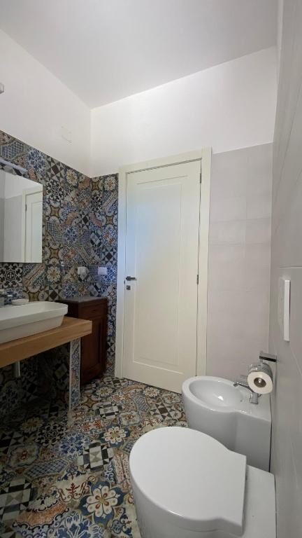 Bagno privato con pavimento in cementine tradizionali