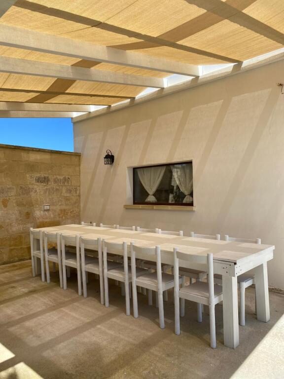 Grande tavolo comune sotto la pergola - Tenuta Nonno Carmine
