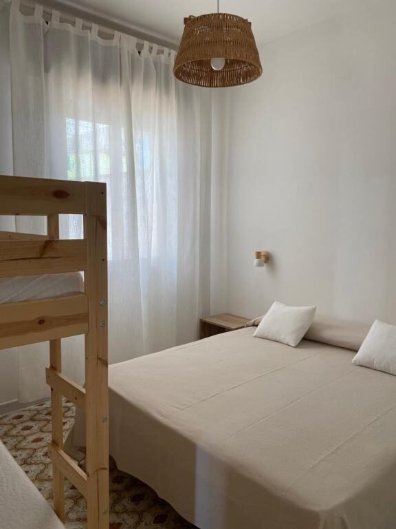 Camera familiare con letto a castello in legno