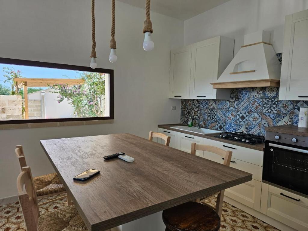 Cucina con tavolo in legno e cementine decorate
